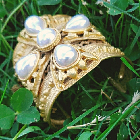 CONSIGNED* Ben Amun Lrg Etruscan Gold Pearl Cuff Bracelet - Picture 16 of 17